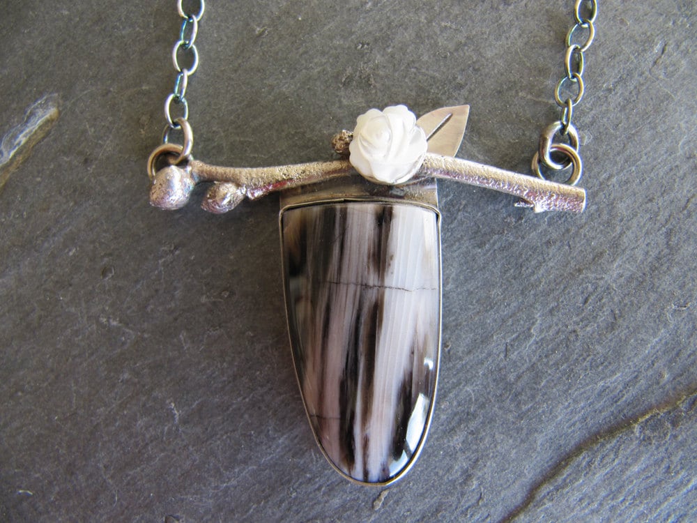 Halskette Aus Versteinertem Eschenholz, Blaubeerzweig Und Blume in Sterlingsilber Halskette Aus Versteinertem Eschenholz, Blaubeerzweig Und Blume in Sterlingsilber von MoonSilverStudio