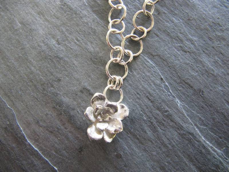 Halskette Mit Gegossener Sukkulente Auf Silberkette von MoonSilverStudio