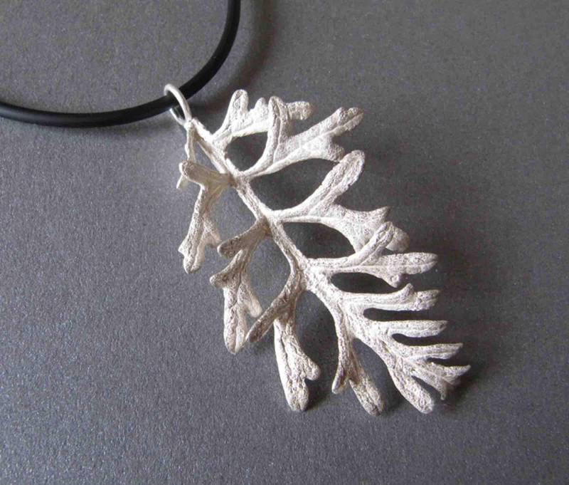 Halskette Mit Gegossenem Dusty Miller Blatt in Sterling Silber von MoonSilverStudio