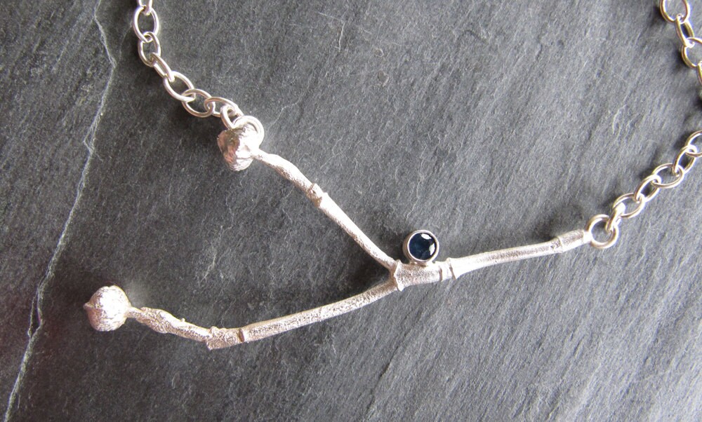 Hartriegel-Zweig Und Saphir Halskette in 925Er Silber von MoonSilverStudio