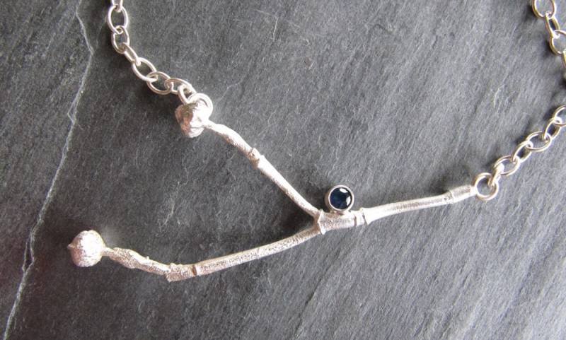 Hartriegel-Zweig Und Saphir Halskette in 925Er Silber von MoonSilverStudio