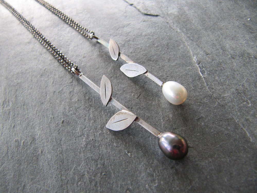 Hübscher Perlen - Und Blatt-Anhänger Aus Oxidiertem Sterlingsilber Hübscher Perlen - Und Blatt-Anhänger Aus Oxidiertem Sterlingsilber von MoonSilverStudio