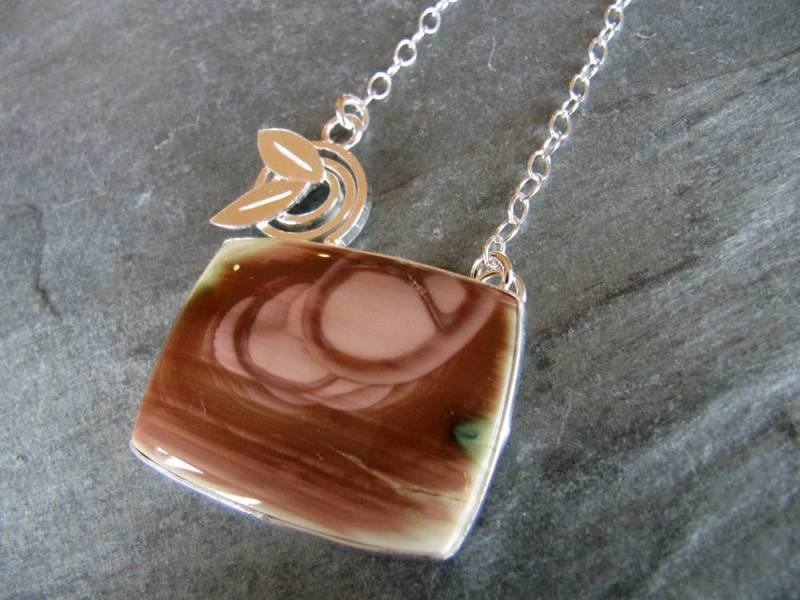 Imperial Jaspis Halskette Mit Locken Und Blättern von MoonSilverStudio