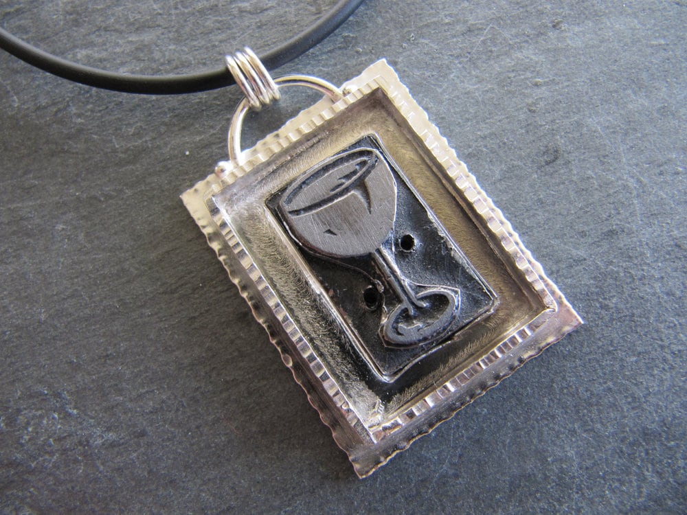 In Wine Gibt's Truth Letterpress Anhänger in Sterling Silber In Wine Gibt's Truth Letterpress Anhänger in Sterling Silber von MoonSilverStudio