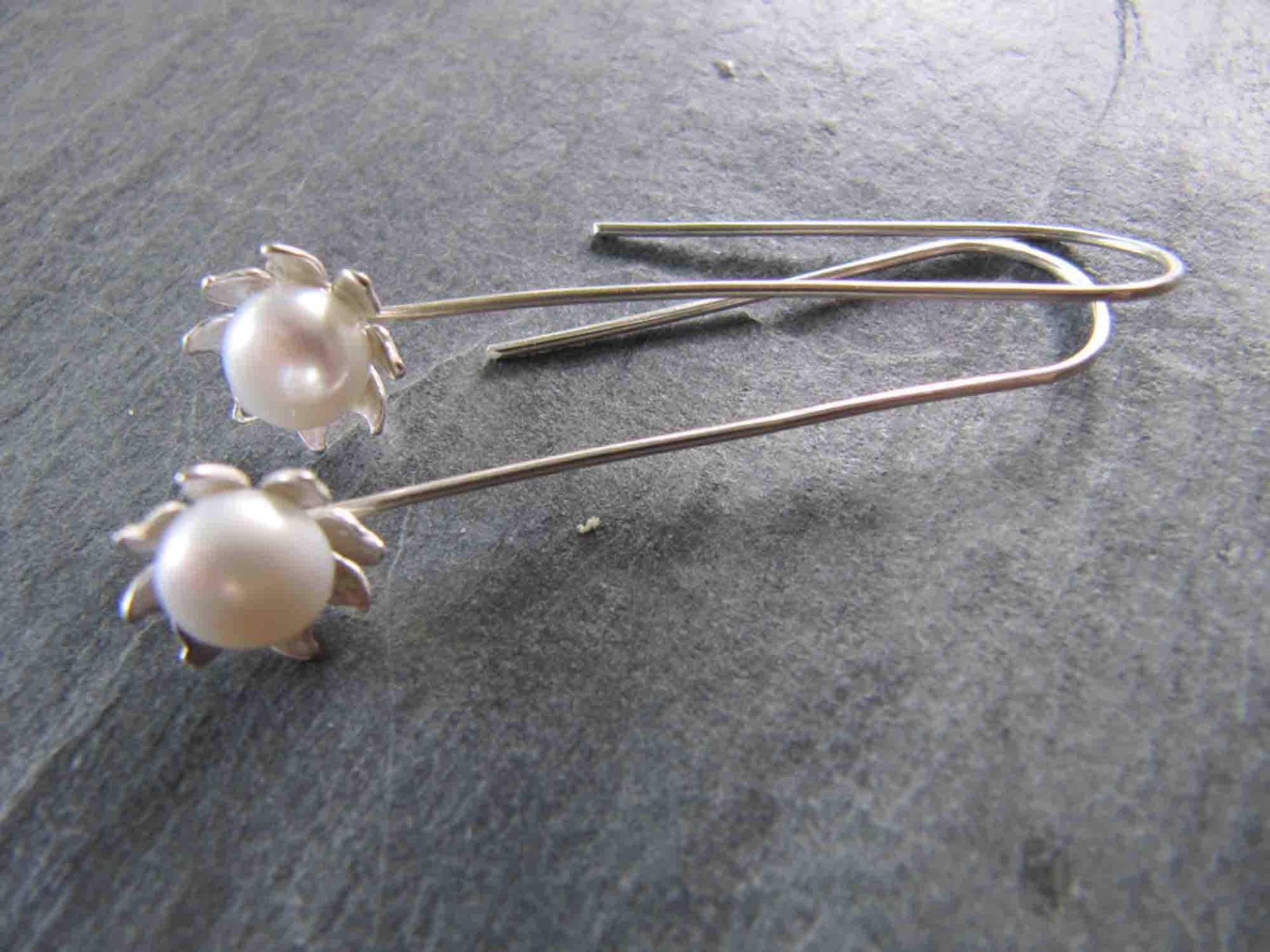 Lange Blumen Und Perlen Ohrringe in Sterling Silber Lange Blumen Und Perlen Ohrringe in Sterling Silber von MoonSilverStudio