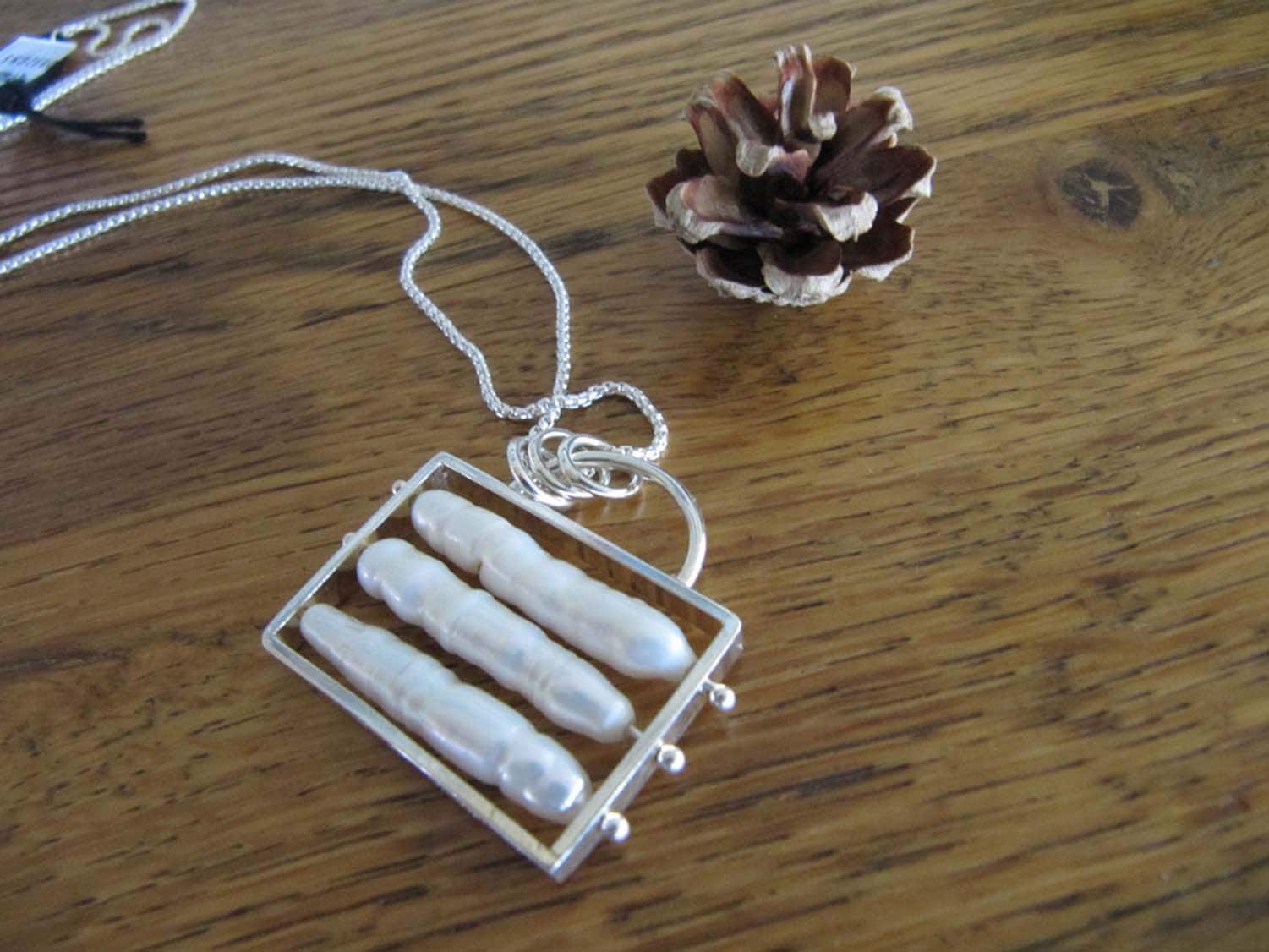 Perlenkette in Sterling Silberrahmen Kleben von MoonSilverStudio