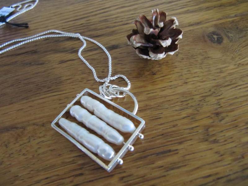 Perlenkette in Sterling Silberrahmen Kleben von MoonSilverStudio