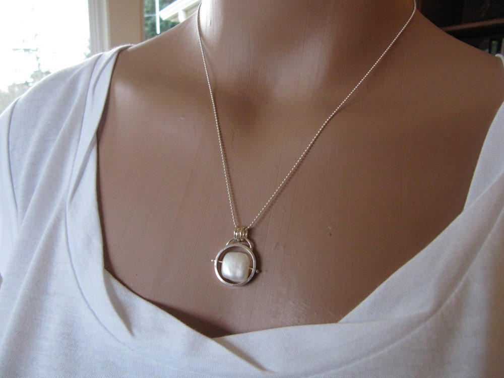 Platz Perle Anhänger in Sterling Silberrahmen von MoonSilverStudio