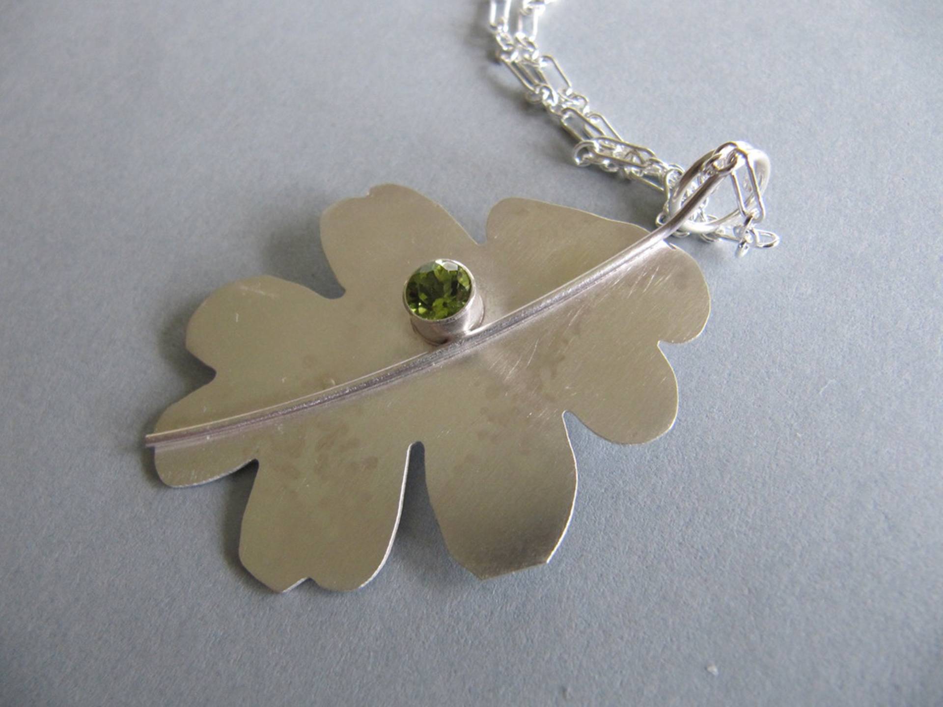 Silberner Eichenblatt-Anhänger Mit Peridot Silberner Eichenblatt-Anhänger Mit Peridot von MoonSilverStudio