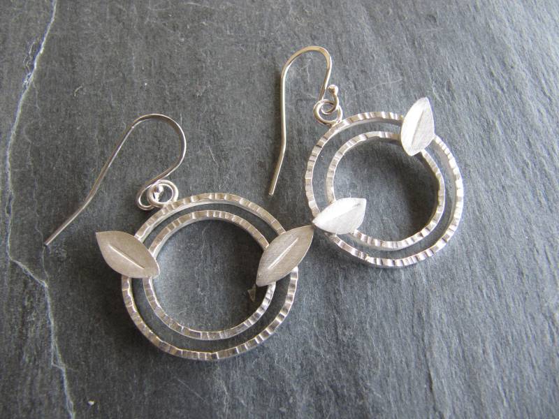 Silberohrringe Mit Blättern Und Gehämmerten Ringen von MoonSilverStudio
