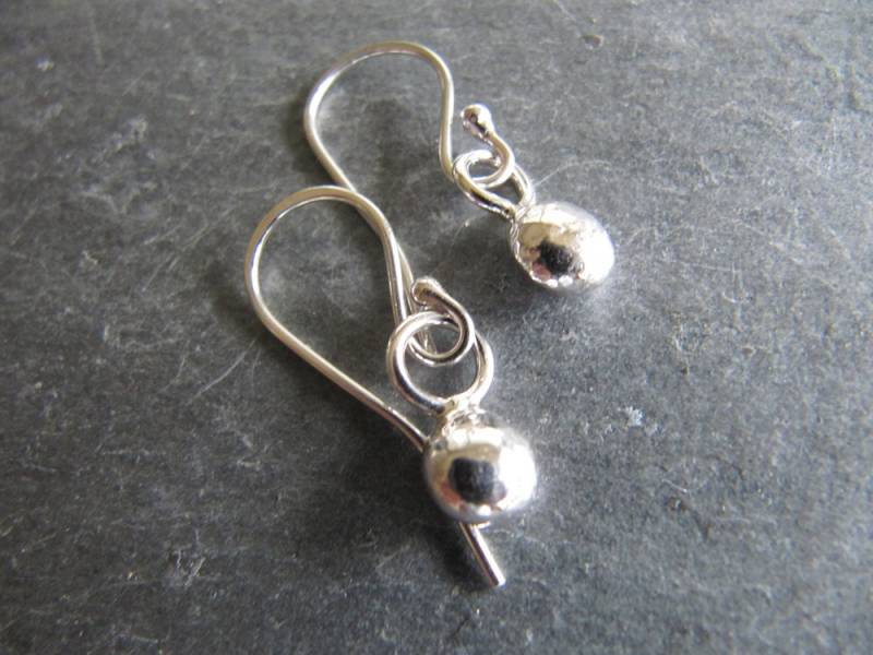 Tropfenförmige Ohrringe Aus Recycelten Sterlingsilber-Tropfen von MoonSilverStudio