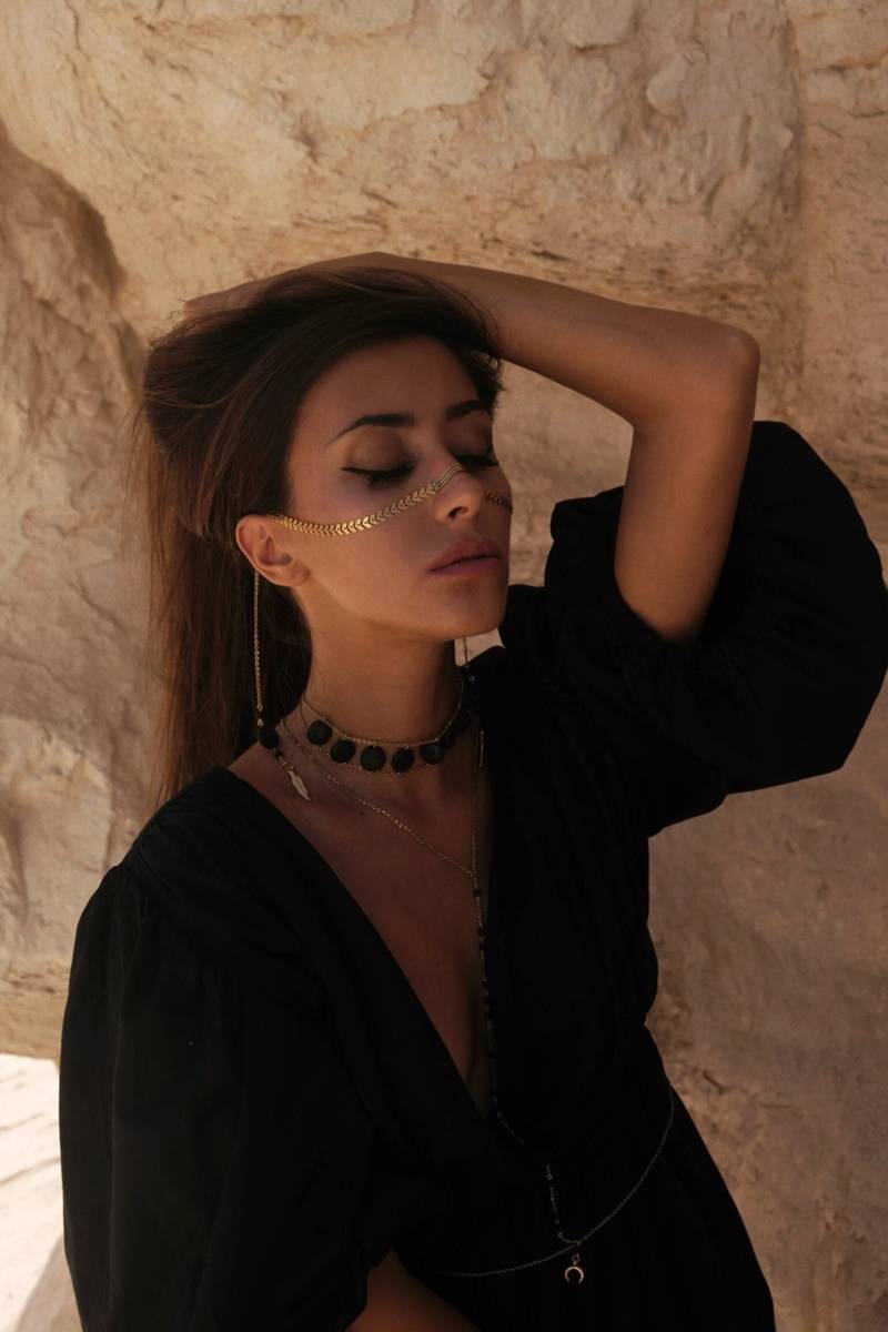 Gesichtskette Mit Lava Stein, Schmuck, Goldene Gesichtskette, 24K Gold, Festival Nasenkette, Schleier, Brennender Mannschmuck von MoonSoonShop