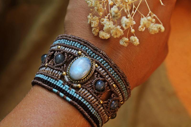 Makramee Armband in Bohemian-style ⫸ Schmuck Mit Mondstein Und Labradorit Perlen von MoonSoulCreation