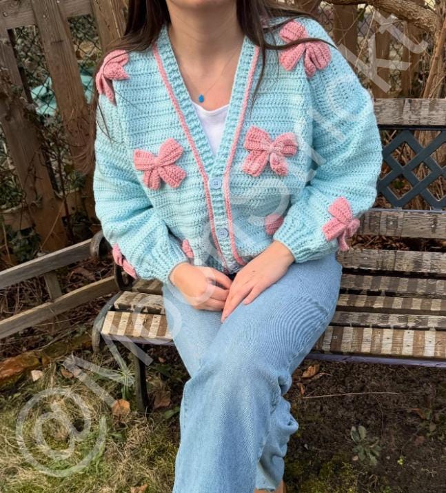 Handgefertigte Gehäkelte Strickjacke Mit Band Design Gender Reveal Style | Weicher Oversize Cardigan Bunte Strickmode Mondstrickt von MoonStrickt