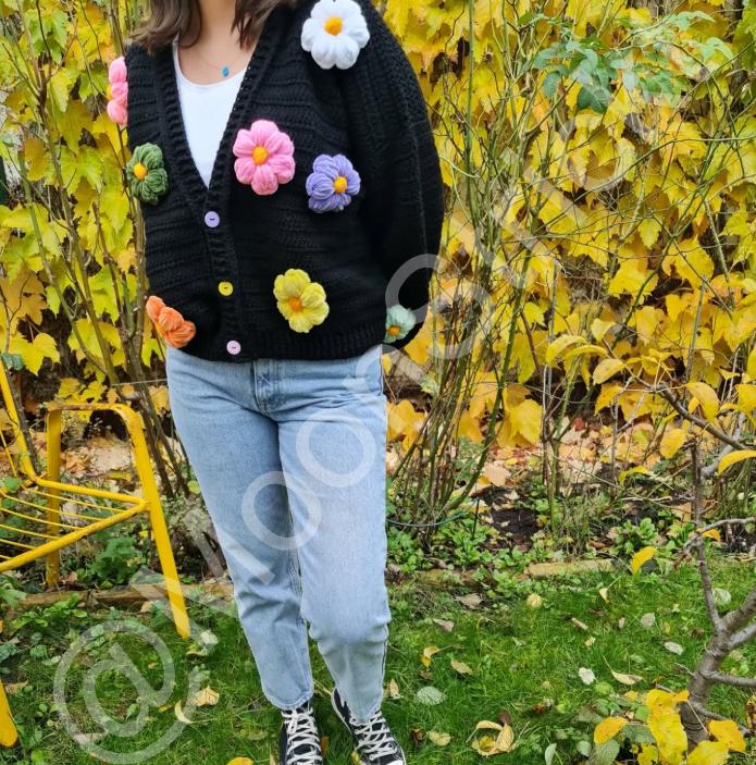 Handgefertigte Gehäkelte Strickjacke Mit Blumen-Design | Weicher Oversize Cardigan Handgemachte Frauen Bunte Strickmode Mondstrickt von MoonStrickt