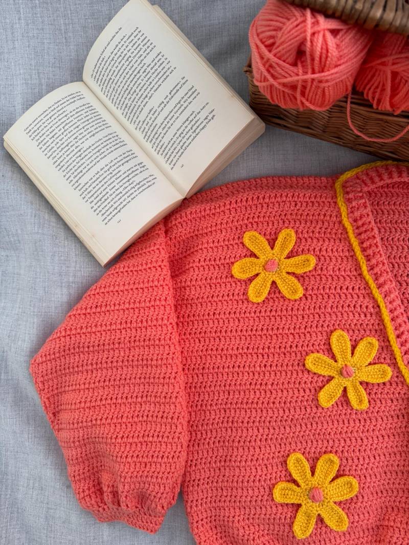 Handgefertigte Gehäkelte Strickjacke Mit Blumen-Design | Weicher Oversize Cardigan Handgemachte Frauen Bunte Strickmode Mondstrickt von MoonStrickt