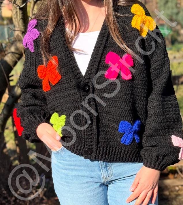 Handgefertigte Gehäkelte Strickjacke Mit Bunten Bändern Design | Weicher Oversize Cardigan Handgemachte Frauen Farbenfrohe von MoonStrickt