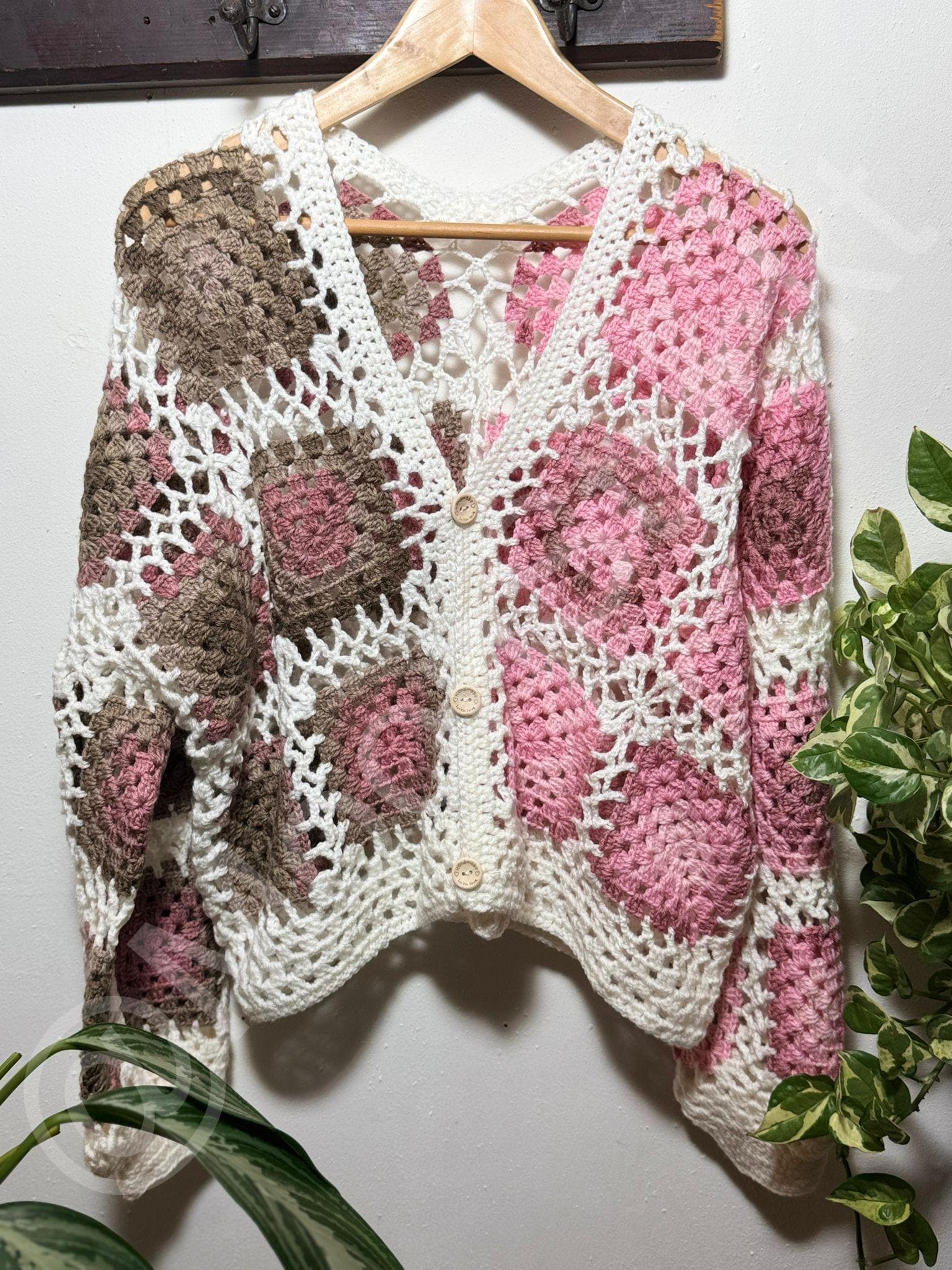 Handgefertigte Gehäkelte Strickjacke Mit Patchwork-Design | Oma Quadrat Häkeln Handgemachte Frauen Weicher Oversize Cardigan Mondstrickt von MoonStrickt