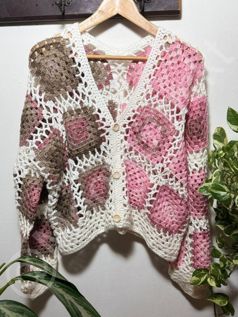 Handgefertigte Gehäkelte Strickjacke Mit Patchwork-Design | Oma Quadrat Häkeln Handgemachte Frauen Weicher Oversize Cardigan Mondstrickt von MoonStrickt