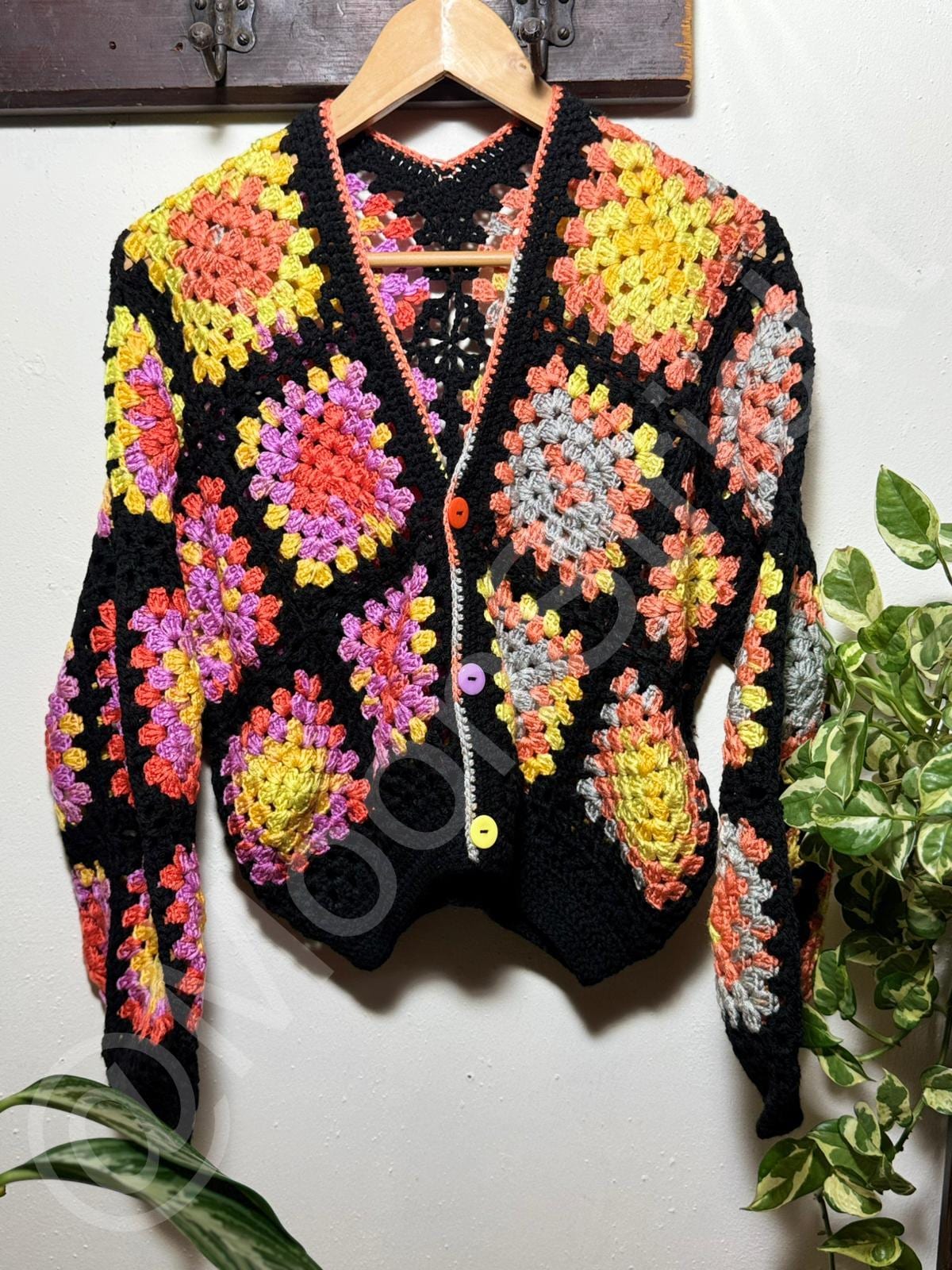 Handgefertigte Gehäkelte Strickjacke Mit Patchwork-Design | Weicher Oversize Cardigan Handgemachte Frauen Oma Quadrat Häkeln Mondstrickt von MoonStrickt
