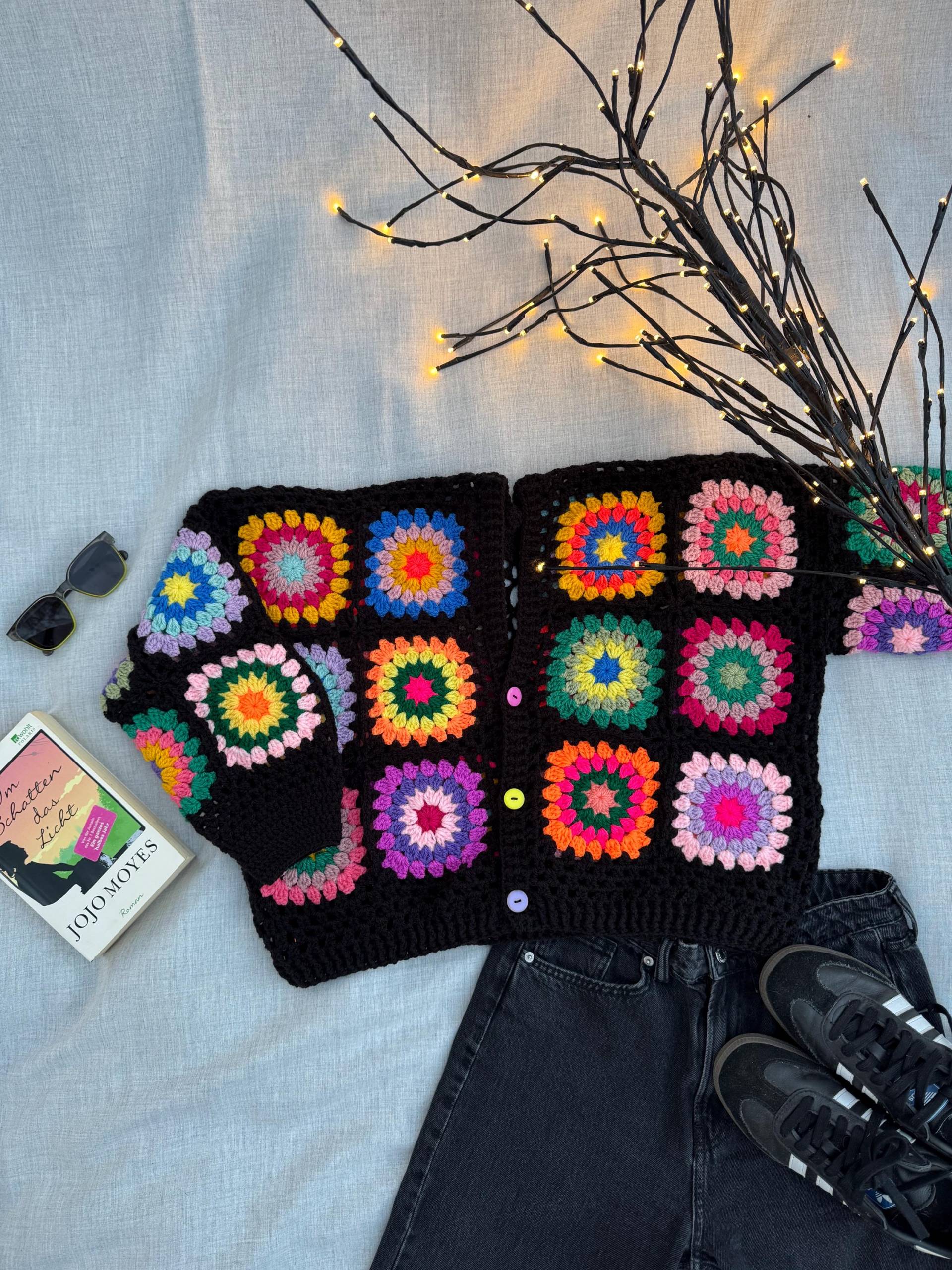 Handgefertigte Gehäkelte Strickjacke Mit Patchwork-Design | Weicher Oversize Cardigan Oma Quadrat Häkeln Handgemachte Frauen Mondstrickt von MoonStrickt