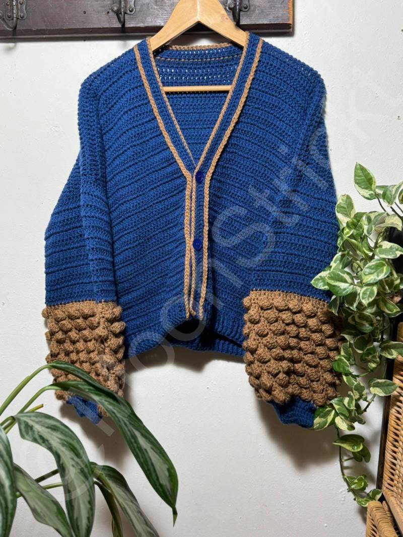 Handgefertigte Gehäkelte Strickjacke Mit Popcorn Design | Weicher Oversize Cardigan Handgemachte Frauen Bunte Strickmode Mondstrickt von MoonStrickt