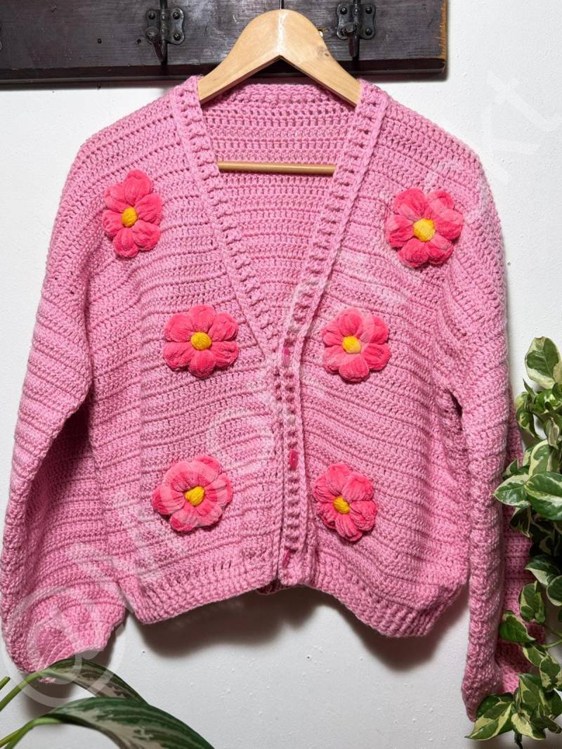 Handgefertigte Gehäkelte Strickjacke Mit Samtblumen-Design | Weicher Oversize Cardigan Handgemachte Frauen Bunte Strickmode Mondstrickt von MoonStrickt