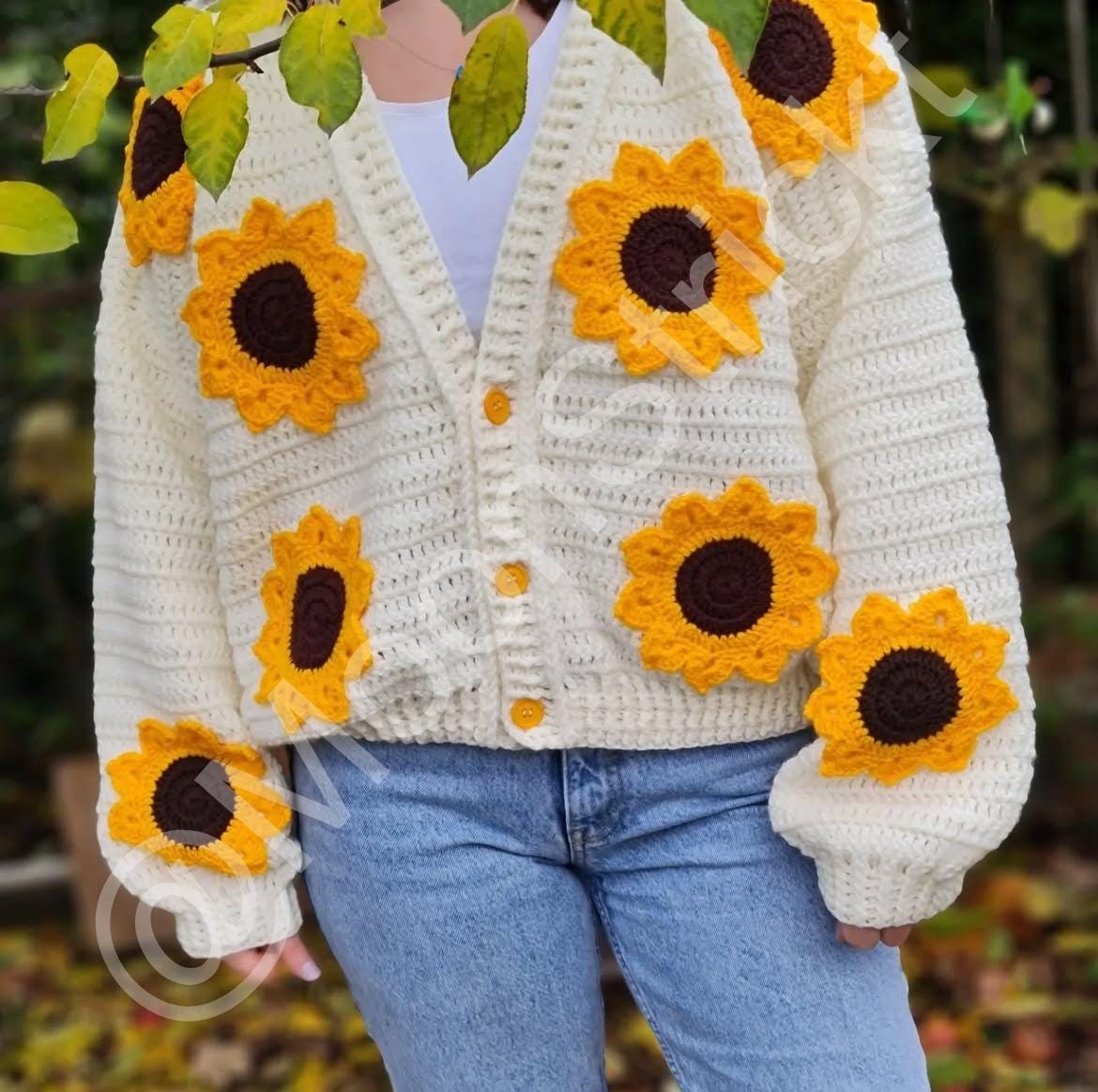 Handgefertigte Gehäkelte Strickjacke Mit Sonnenblumen-Design | Weicher Oversize Cardigan Handgemachte Frauen Bunte Strickmode Mondstrickt von MoonStrickt