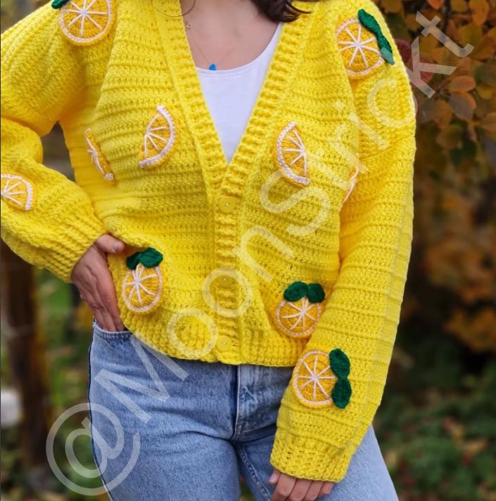 Handgefertigte Gehäkelte Strickjacke Mit Zitronen-Design | Weicher Oversize Cardigan Handgemachte Frauen Bunte Strickmode Mondstrickt von MoonStrickt