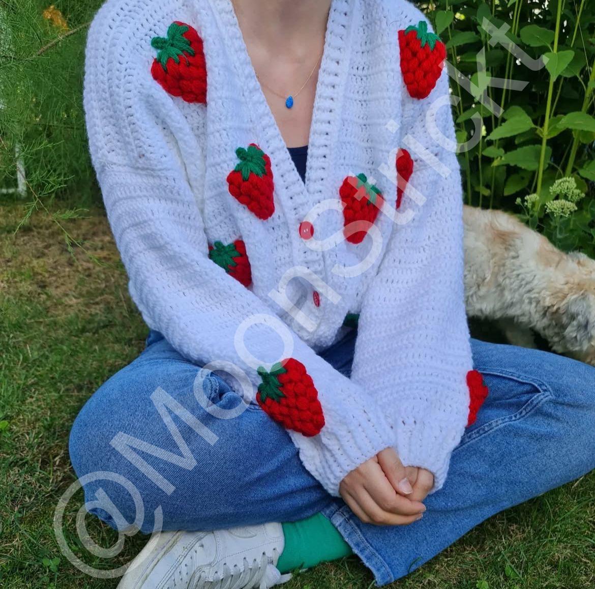 Handgefertigte Gehäkelte Strickjacke Mit Erdbeer-Design | Weicher Oversize Cardigan Handgemachte Frauen Bunte Strickmode Mondstrickt von MoonStrickt