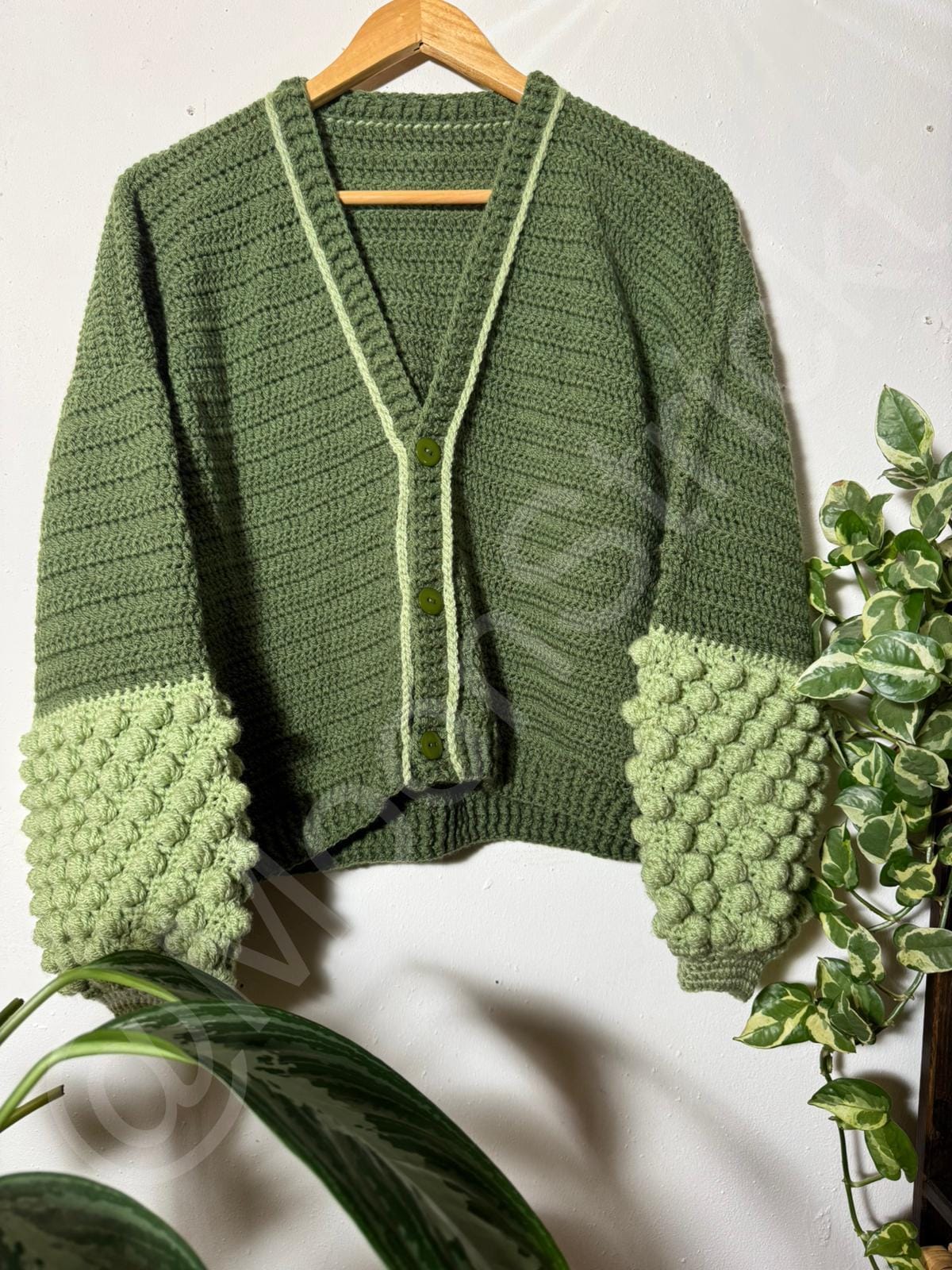 Handgemachte Gehäkelte Strickjacke Mit Grünem Popcorn-Design | Weicher Oversize Cardigan Frauen Bunte Strickmode Mondstrickt von MoonStrickt