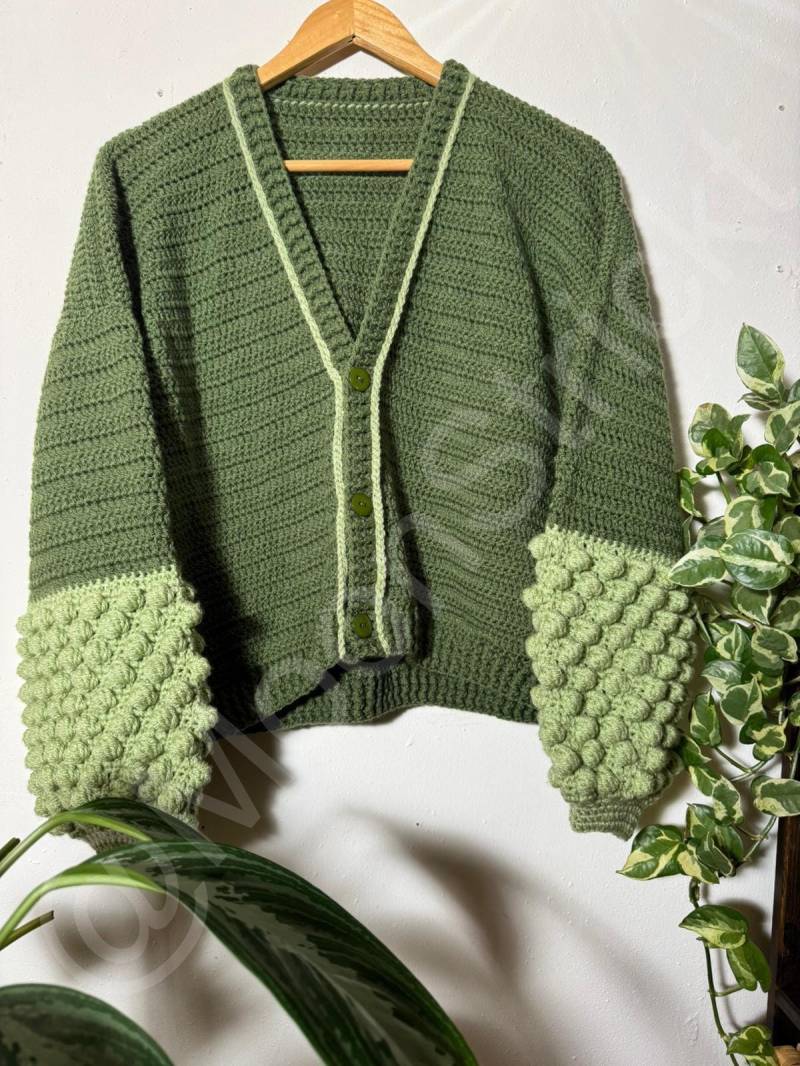 Handgemachte Gehäkelte Strickjacke Mit Grünem Popcorn-Design | Weicher Oversize Cardigan Frauen Bunte Strickmode Mondstrickt von MoonStrickt