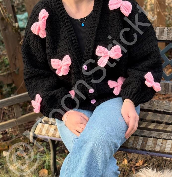 Handgemachte Gehäkelte Strickjacke Mit Schleife Design | Weicher Oversize Cardigan Frauen Bunte Strickmode Mondstrickt von MoonStrickt