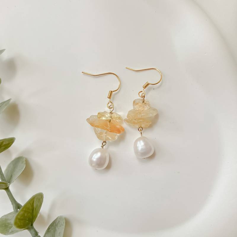 Lydia | Boho Ctrine Perlen Baumeln Ohrringe, 14K Gold Gefüllt Gelbe Kristall Süßwasserperlen Französisch Haken Ohrringe Minimalist Brautjungfer von MoonStudioCA