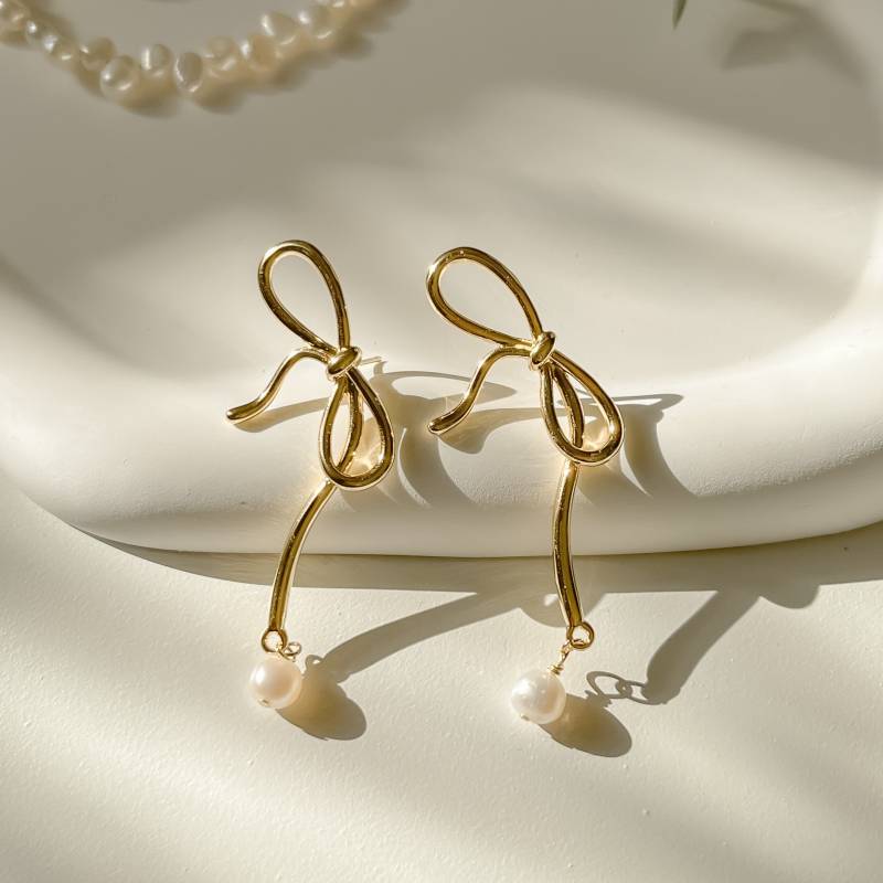 Bowe I | Golden Ribbon Eleganz Perle Tropfen Ohrringe, 14K Gold Gefüllte Süßwasser Mini Perlen, Schleife Knoten Brautjungfer Geschenk Für Sie von MoonStudioCA