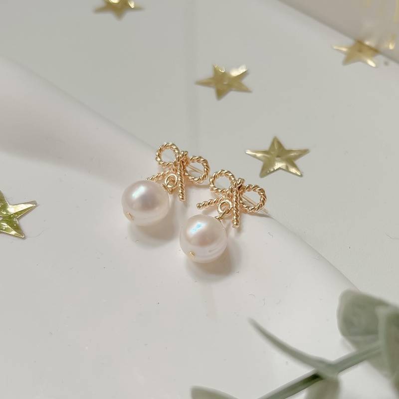 Bowe Iv | Gold Bogen Ohrstecker Perle Tropfen Ohrringe, 14K Filled Elegante Band Süßwasserperlen Niedliche Minimalist Ohrringe Brautjungfer Geschenk von MoonStudioCA