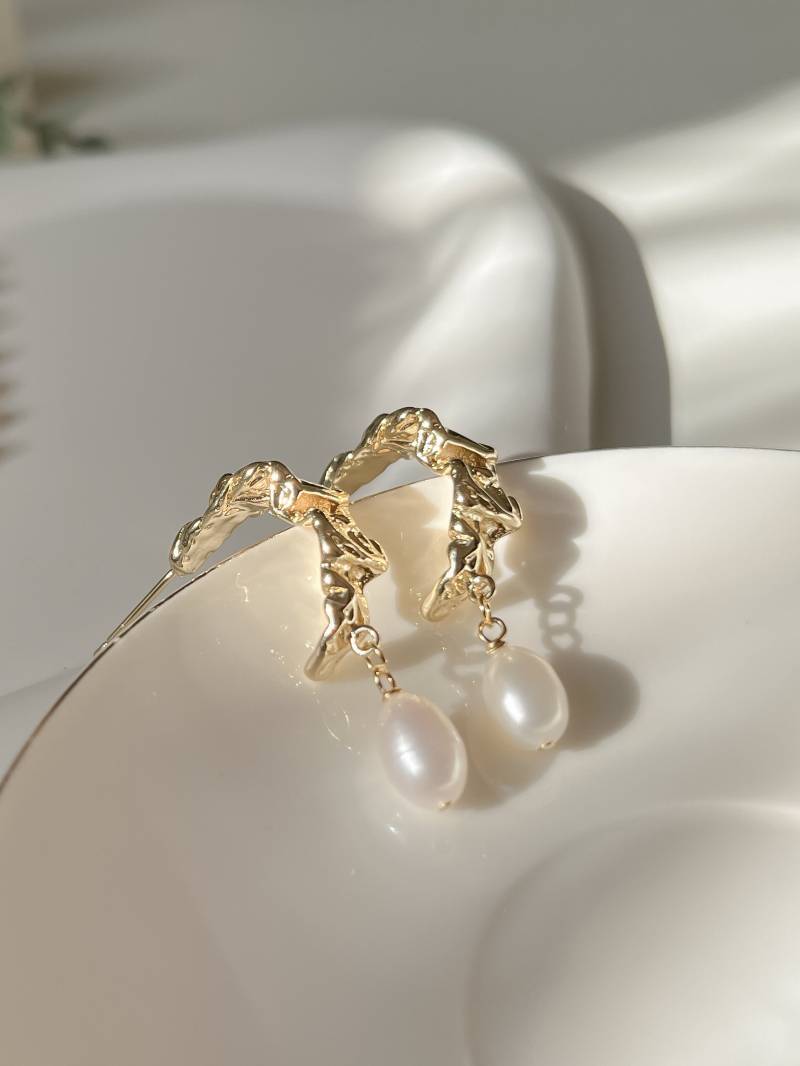 Luna | Gold Filled Crescent Pearl Tropfen Ohrringe, 14K Süßwasserperlen, Zierliche Goldohrringe, Braut Ohrringe Brautjungfer Geschenk von MoonStudioCA