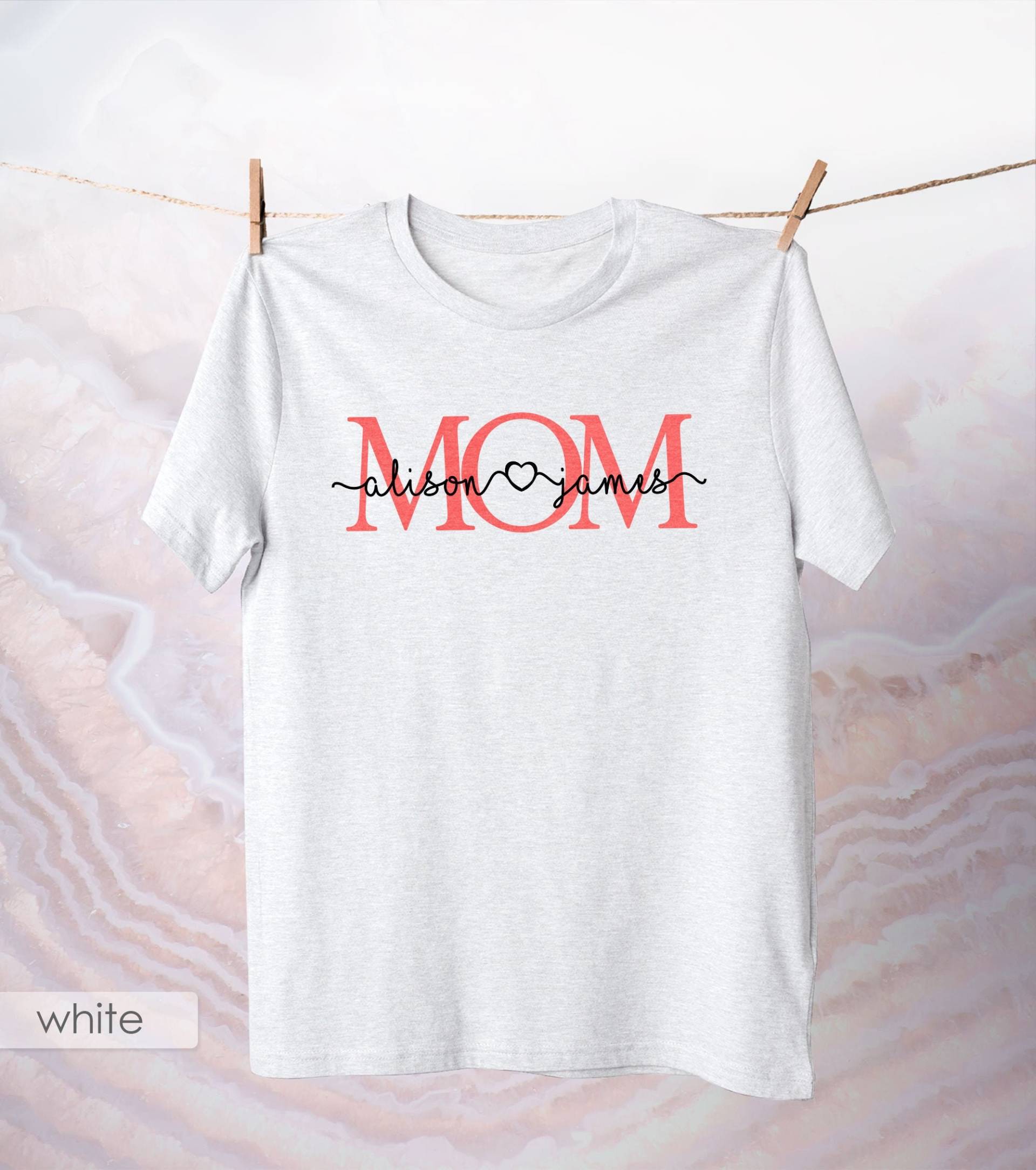 Personalisierte Mama Tshirt/Kinder Namen Bekleidung Benutzerdefinierte Kleidung Muttertagsgeschenk Weiß Schwarz Grau Tshirt Neue Kurzarm-Top von MoonStyleStudio
