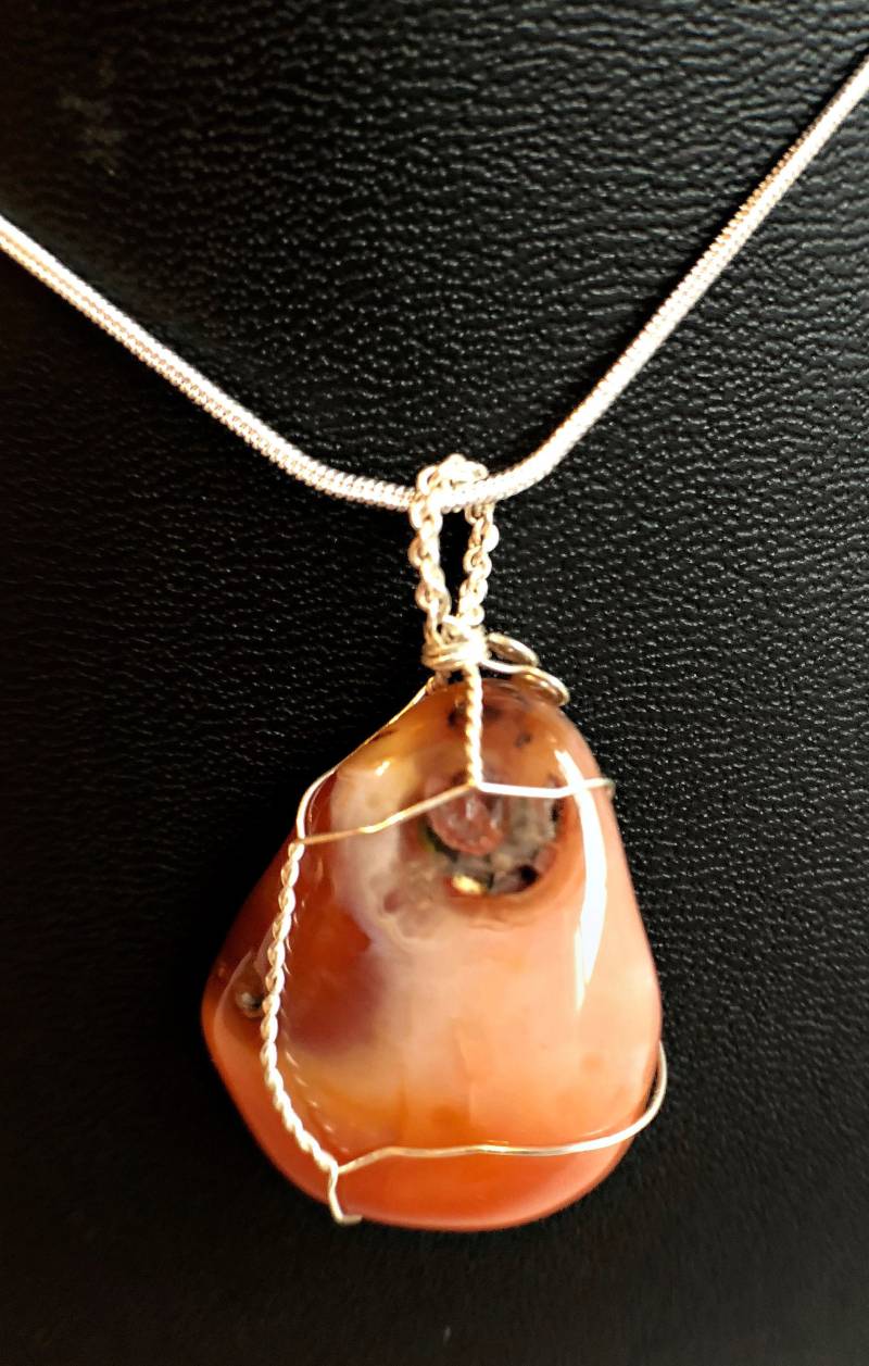 Polierter Rosenstein Anhänger Polierter Rosenstein Anhänger von MoonTearDesigns