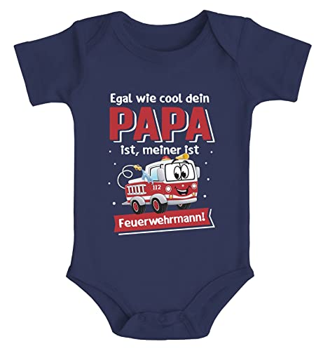 MoonWorks® Baby Body Spruch lustig Egal wie cool Dein Papa ist, meiner ist Feuerwehrmann Feuerwehrauto Babyshirt Jungen Navy 6-12 Monate von MoonWorks