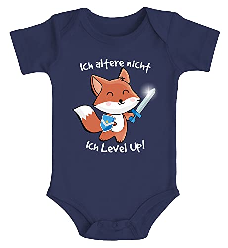 MoonWorks® Baby Body mit Spruch lustig Fuchs Ich altere Nicht ich Level up Bio-Baumwolle Jungen & Mädchen Navy 0-3 Monate von MoonWorks