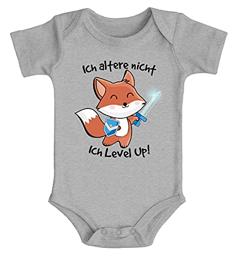 MoonWorks® Baby Body mit Spruch lustig Fuchs Ich altere Nicht ich Level up Bio-Baumwolle Jungen & Mädchen grau 3-6 Monate von MoonWorks