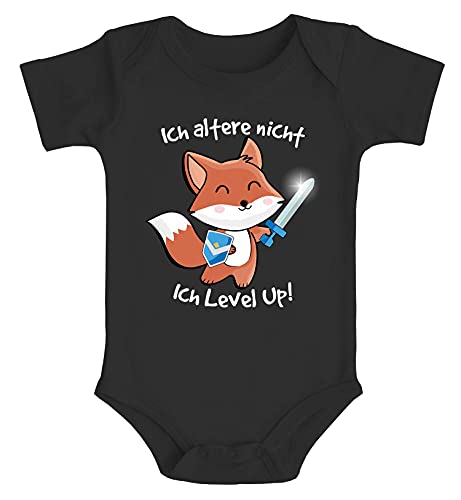 MoonWorks® Baby Body mit Spruch lustig Fuchs Ich altere Nicht ich Level up Bio-Baumwolle Jungen & Mädchen schwarz 6-12 Monate von MoonWorks