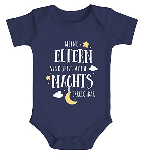 MoonWorks® Baby Body mit Spruch lustig Meine Eltern sind jetzt auch nachts erreichbar Bio-Baumwolle Jungen & Mädchen Navy 0-3 Monate von MoonWorks