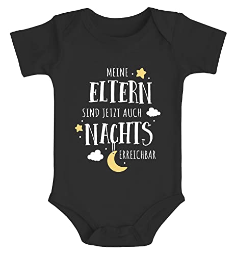 MoonWorks® Baby Body mit Spruch lustig Meine Eltern sind jetzt auch nachts erreichbar Bio-Baumwolle Jungen & Mädchen schwarz 6-12 Monate von MoonWorks