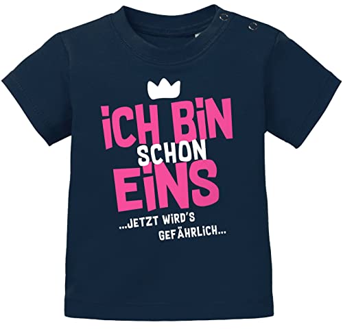 MoonWorks® Baby T-Shirt 1. Geburtstag Spruch Ich Bin Schon 1 jetzt wird's gefährlich Geburtstagsshirt Bio-Baumwolle Navy-pink 92/98 (16-24-Monate) von MoonWorks