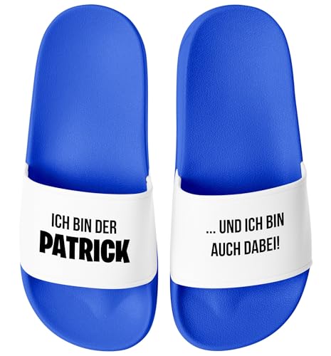 MoonWorks® Badeschlappen Badelatschen Herren personalisiert mit Namen Spruch lustig Ich bin auch dabei Badeschuhe Männer Pool -Party Gadget Blau-weiss 43 von MoonWorks