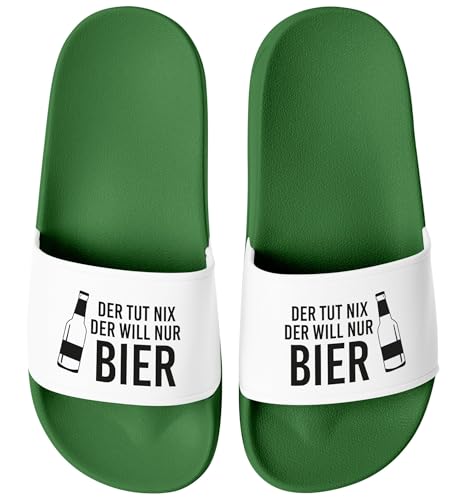 MoonWorks® Badeschlappen Spruch Lustig Der tut nix der will nur Bier Badelatschen Aufdruck Herren Umisex Badeschuhe Gruen-weiss 45 von MoonWorks