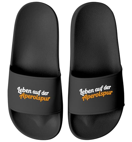 MoonWorks® Badeschlappen mit Spruch Lustig Leben auf der Aperolspur Badelatschen Damen Sommer Getränk Spritz Aufdruck bedruckt Schwarz-schwarz 39 von MoonWorks