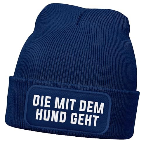 MoonWorks® Damen Beanie Strickmütze mit Patch Spruch Die mit dem Hund geht Aufdruck Lustig Damenmütze Dunkelblau Unisize von MoonWorks